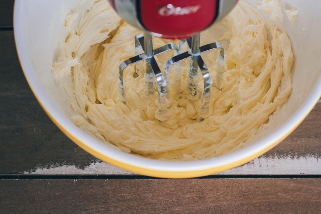 Mix the butter, icing sugar, egg yolks and vanilla extract